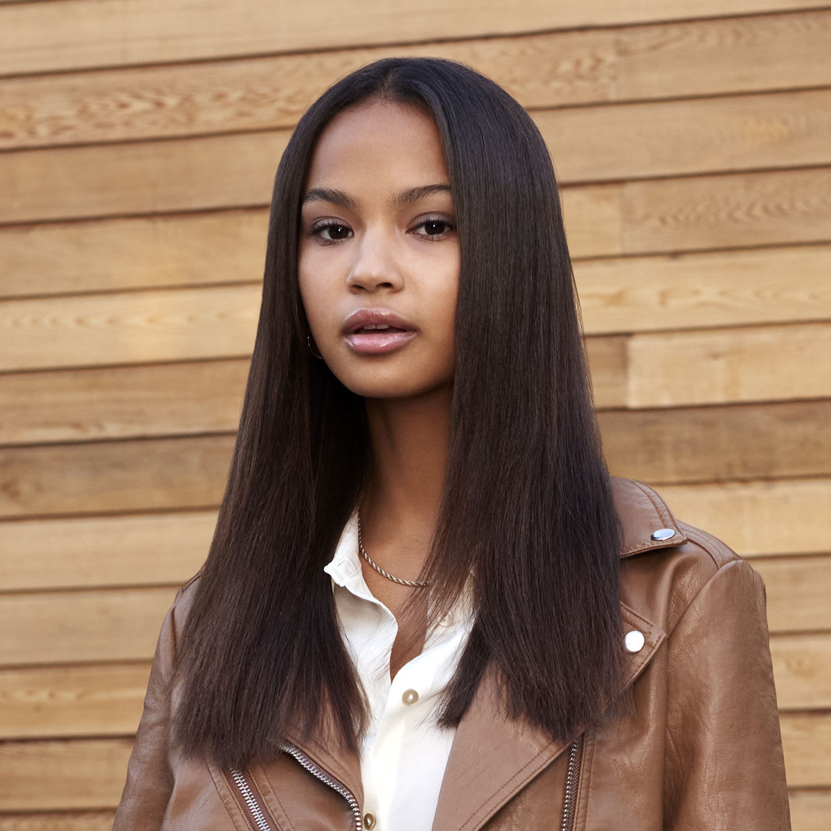 Modelka z włosami ułożonymi za pomocą BaByliss Lisseur Hydro-Fusion